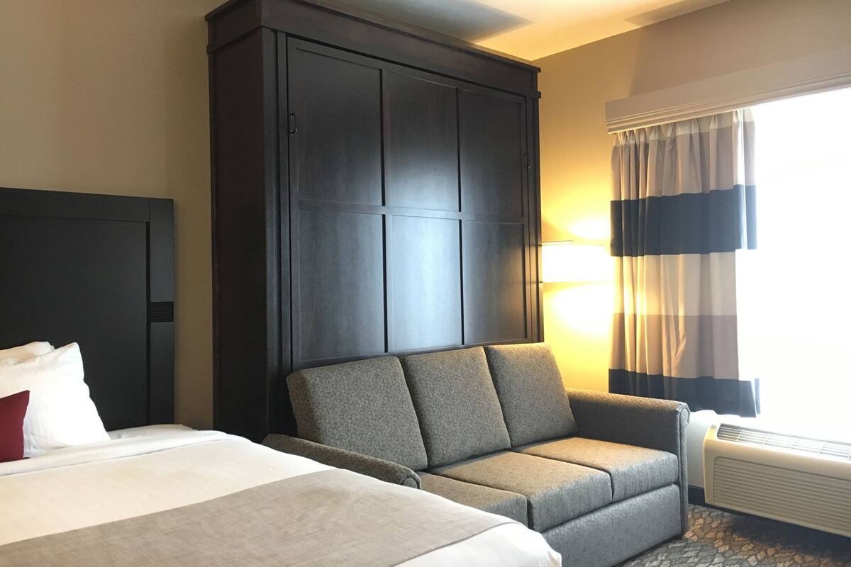 办公桌、遮光窗帘、熨斗/熨衣板、免费婴儿床