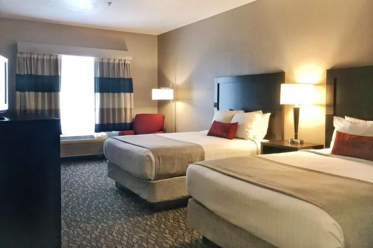 Skrivbord, mörkläggningsgardiner och strykjärn/strykbräda