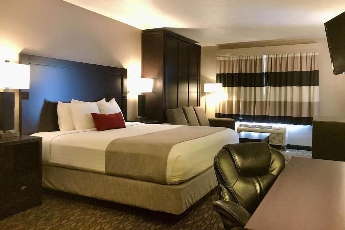 Skrivbord, mörkläggningsgardiner och strykjärn/strykbräda