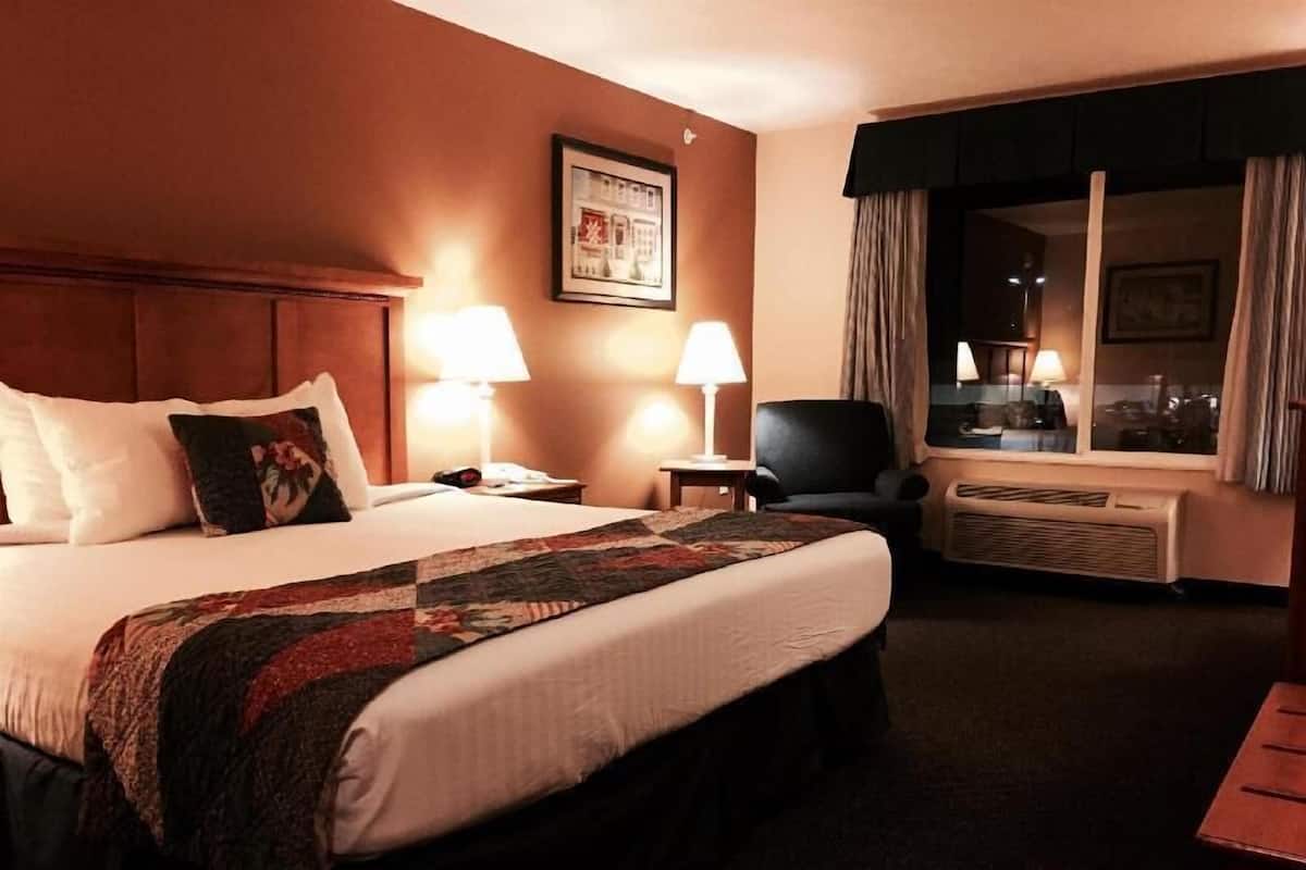 Skrivbord, mörkläggningsgardiner och strykjärn/strykbräda