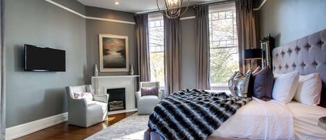 ห้องสวีท, เตียงคิงไซส์ 1 เตียง, ปลอดบุหรี่, เตาผิง (Walk-in Shower) | เครื่องนอนระดับพรีเมียม, เตียงพร้อมฟูกเสริมที่นอน, โต๊ะทำงาน