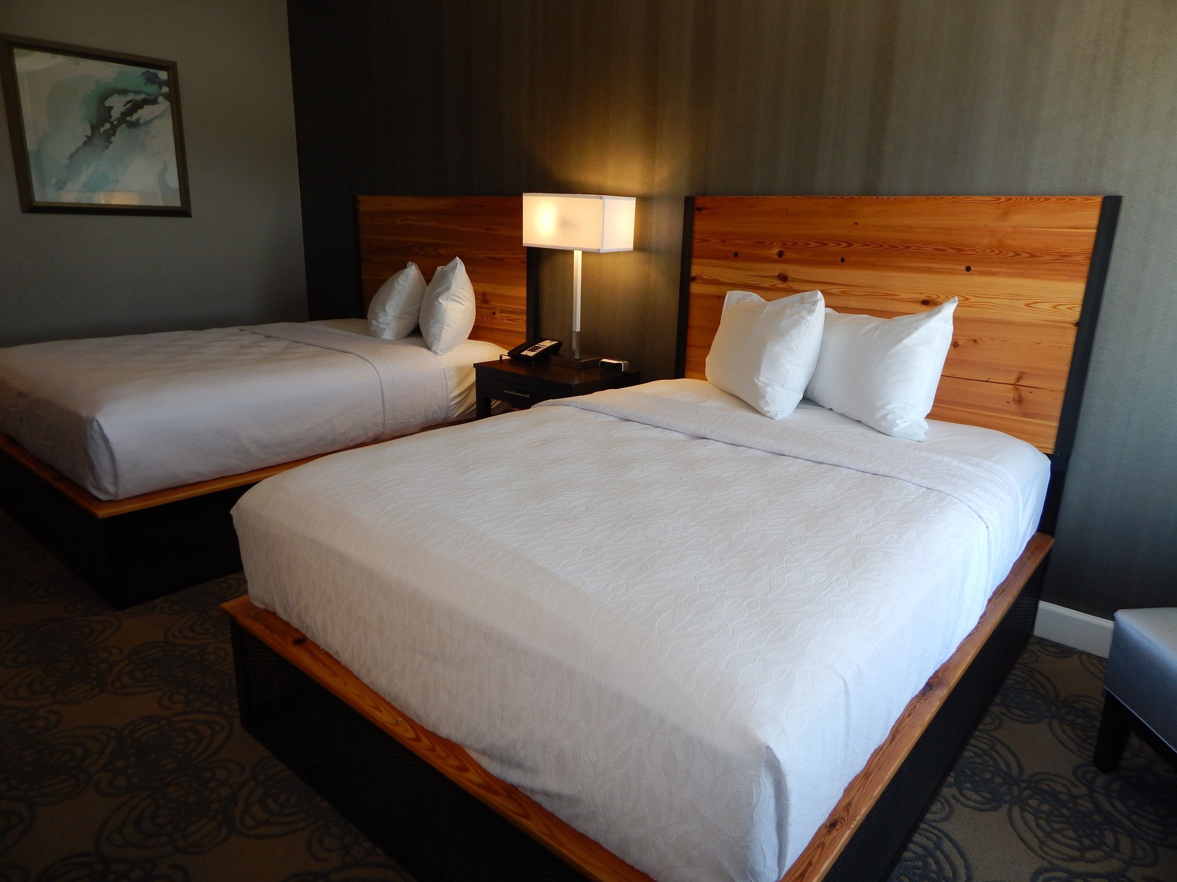 Ropa de cama de alta calidad, camas con pillow-top y escritorio 