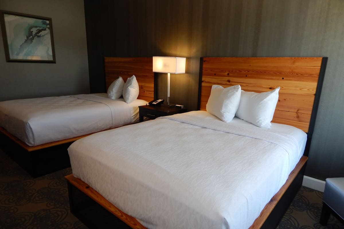 Ropa de cama de alta calidad, camas con pillow-top y escritorio