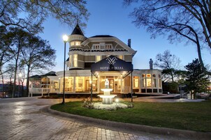 Fachada de la propiedad por la tarde o noche