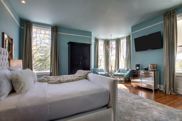 Svit - 1 kingsize-säng - icke-rökare - eldstad | Sängtillbehör av högsta kvalitet, bäddmadrasser och skrivbord