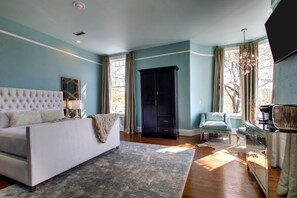 Svit - 1 kingsize-säng - icke-rökare - eldstad | Sängtillbehör av högsta kvalitet, bäddmadrasser och skrivbord