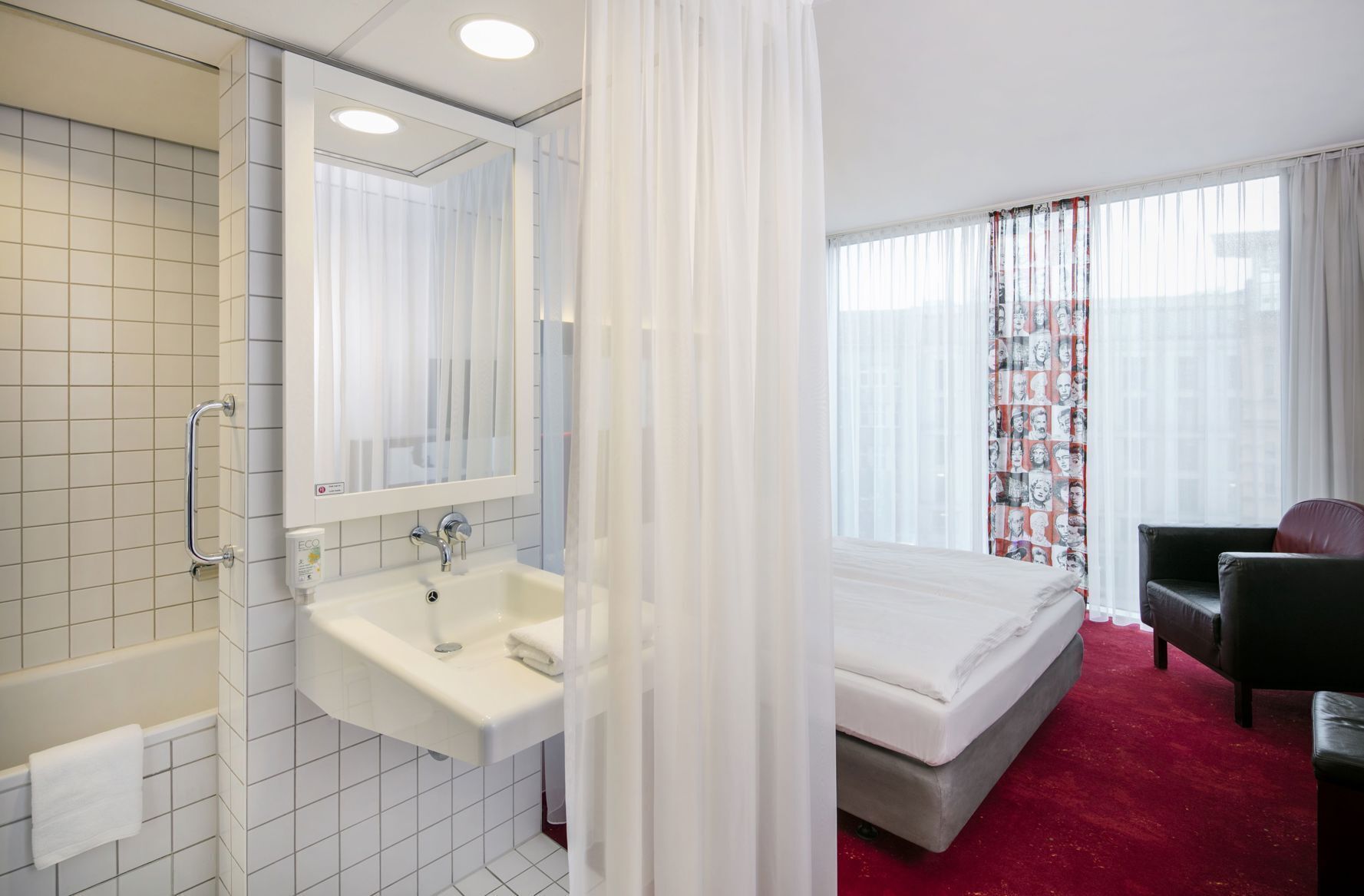 Badrum | Hårtork och handdukar