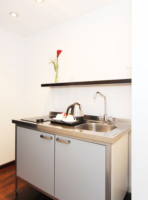 Suite, 1 King Bed with Sofa bed | Private kitchen
