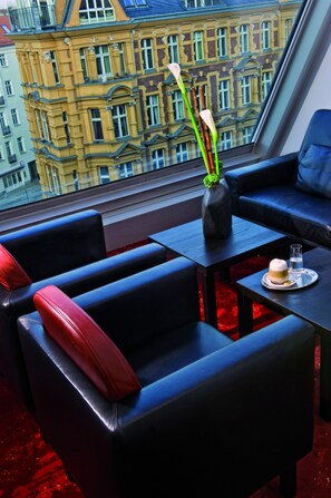 Junior Suite, 1 Double Bed | Living area | TV - ARCOTEL Velvet Berlin (Berlin)