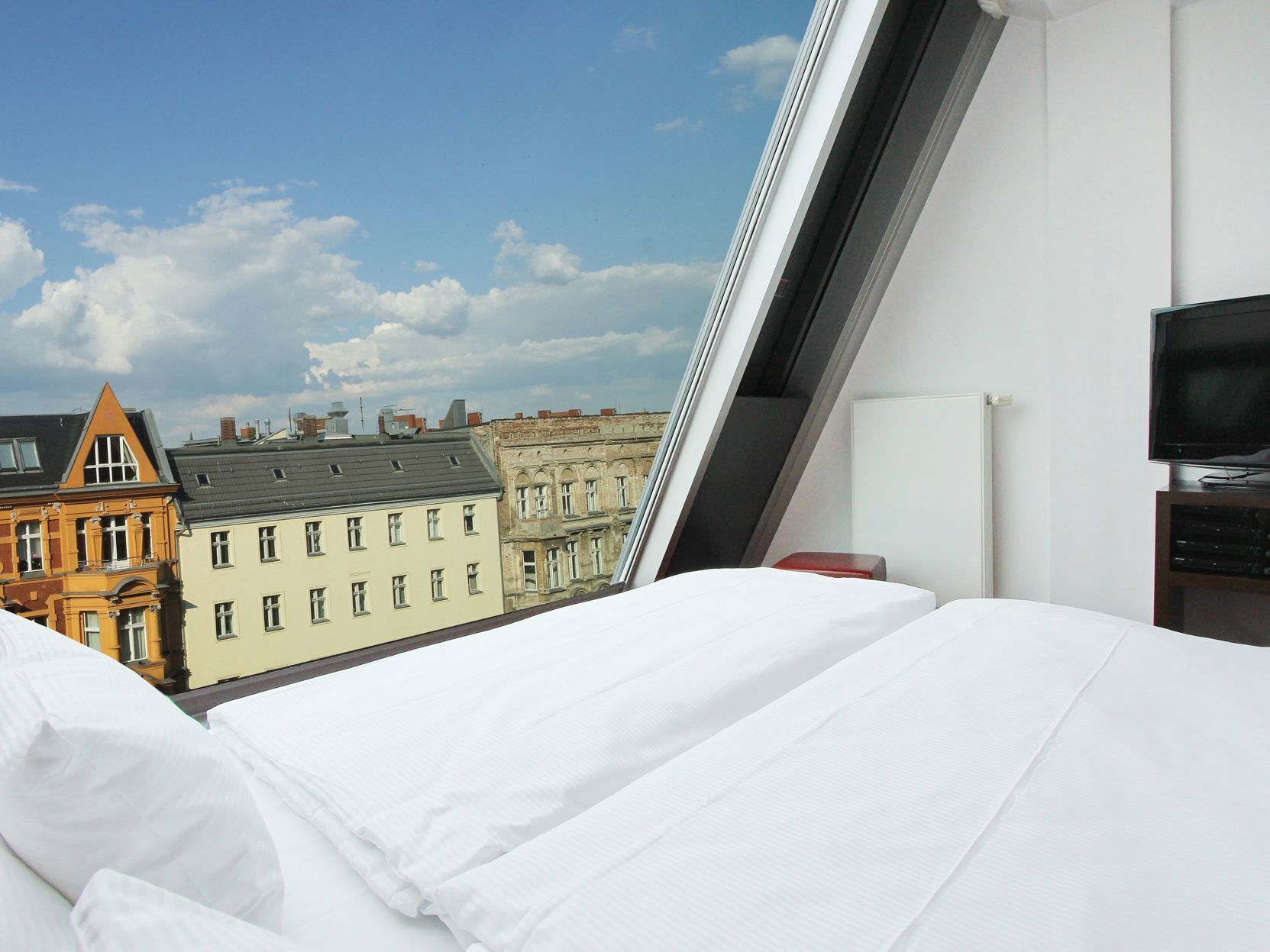 Minibar, värdeförvaringsskåp på rummet och skrivbord