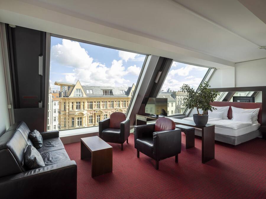 Minibar, caja de seguridad en la habitación y escritorio