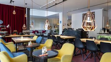 Daily continental breakfast (EUR 17 per person)