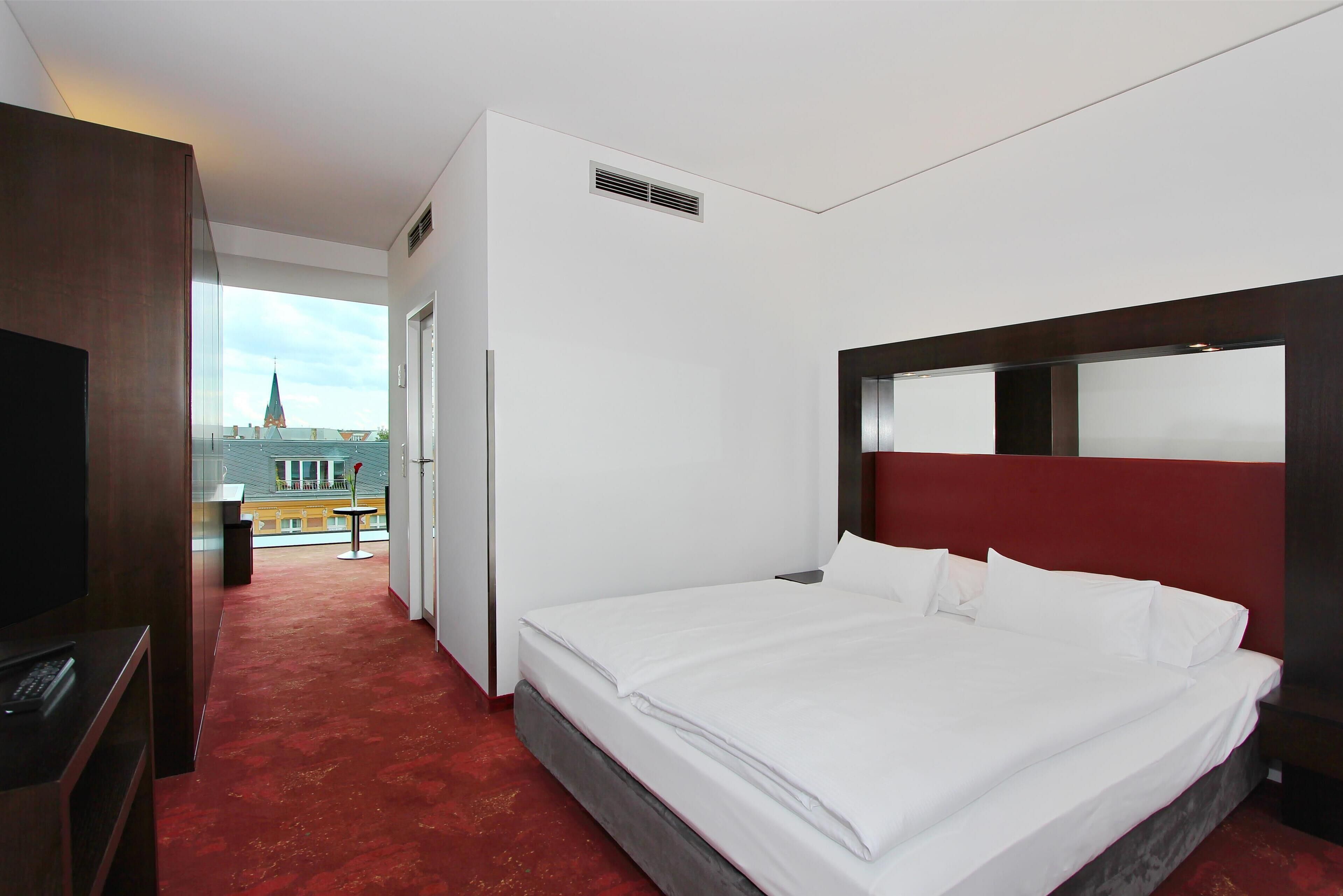 suite, 1 king bed with sofa bed | 1 bedroom, minibar, in-room safe, desk