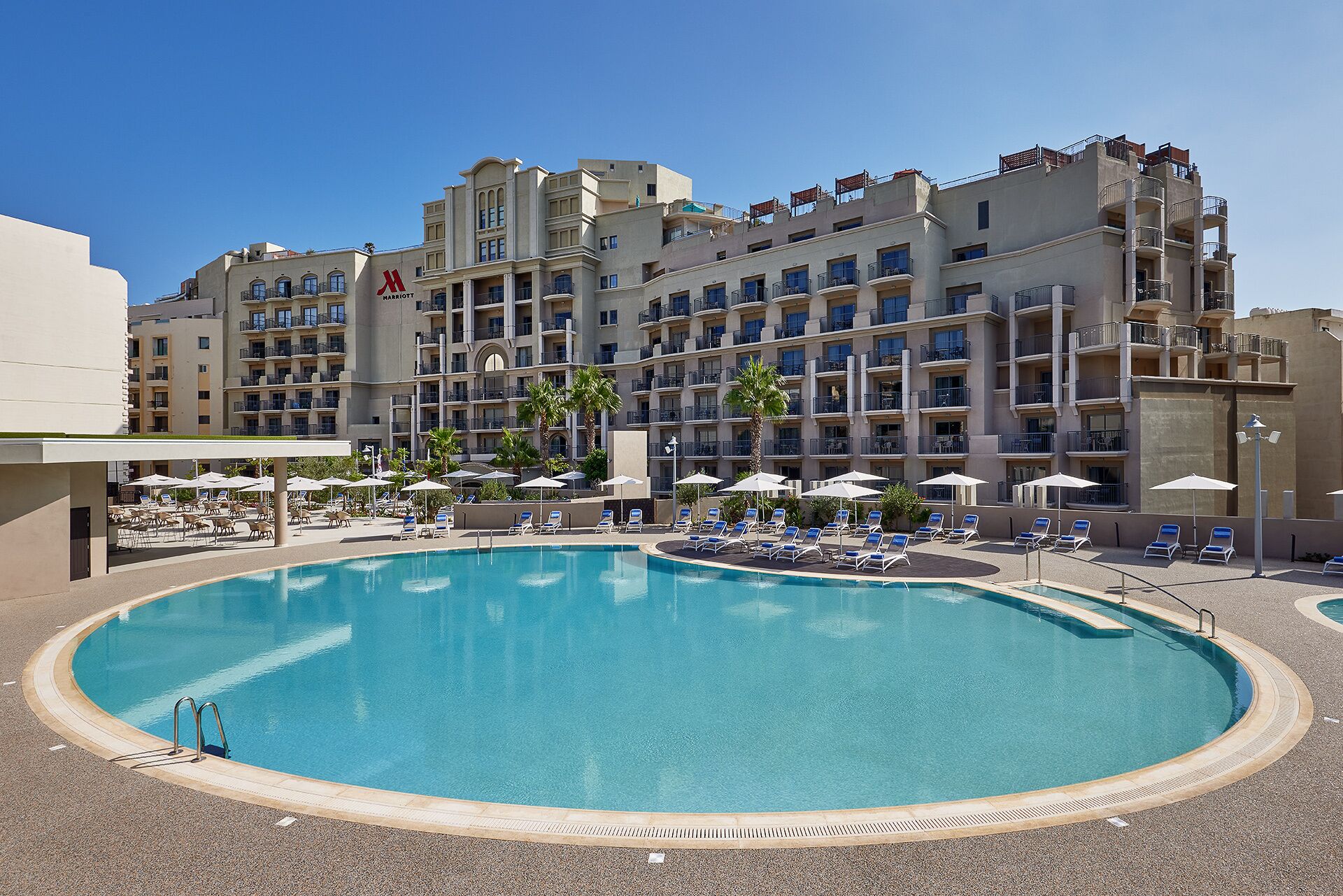 Indoor pool, sun loungers