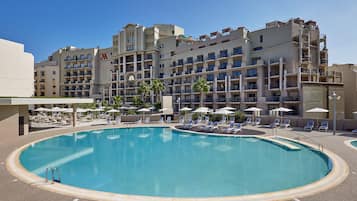Indoor pool, sun loungers