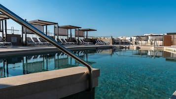 Indoor pool, sun loungers