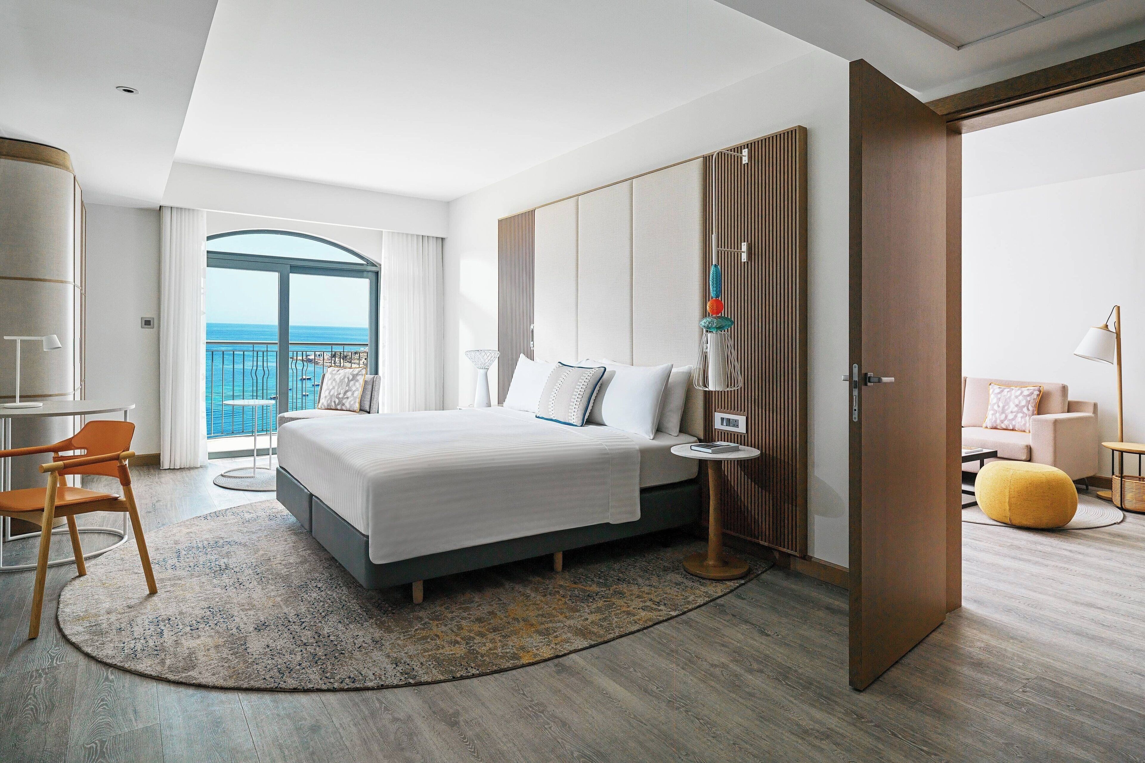 executive suite, 1 king bed with sofa bed, non smoking (club lounge access) | 1 bedroom, premium bedding, minibar, in-room safe