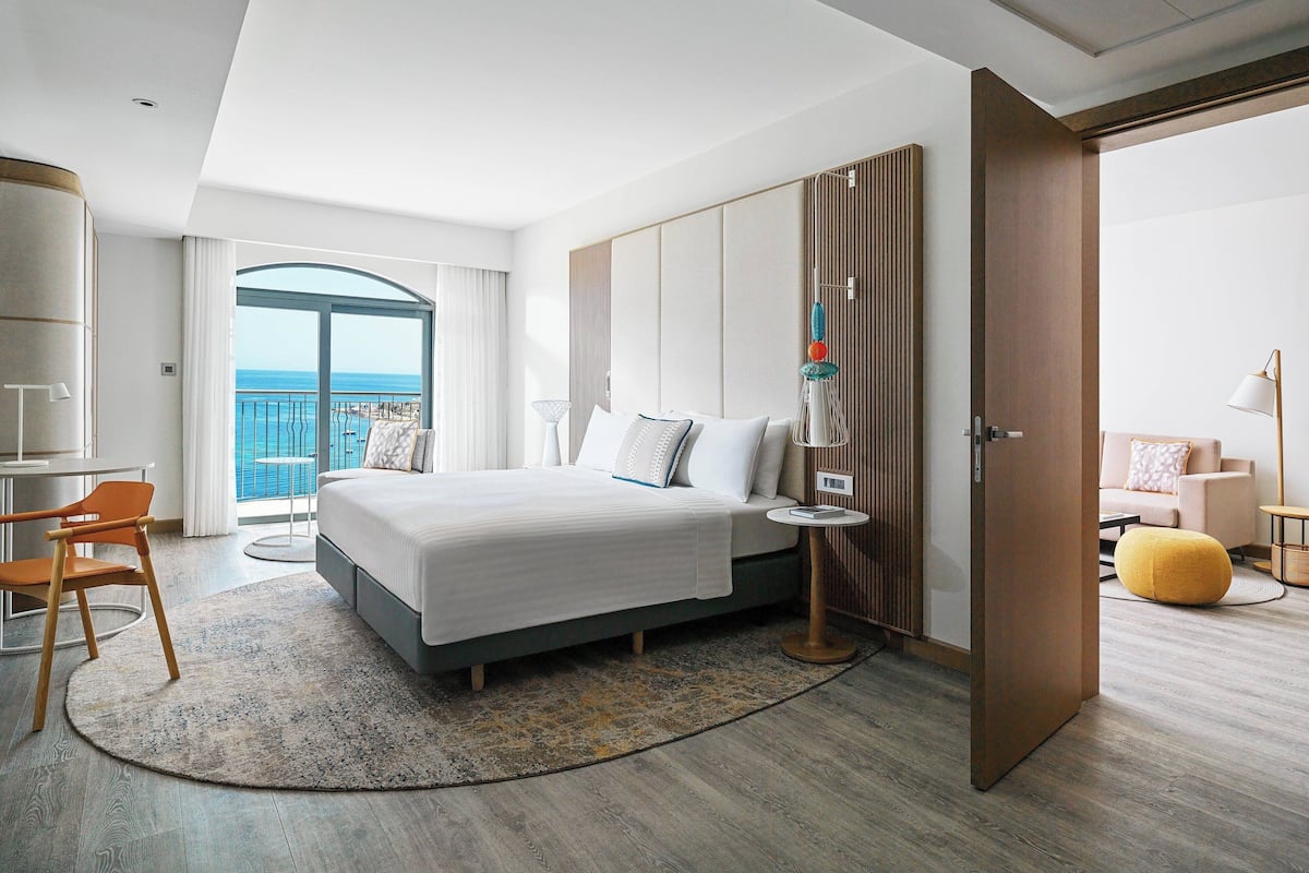 executive suite, 1 king bed with sofa bed, non smoking (club lounge access) | 1 bedroom, premium bedding, minibar, in-room safe