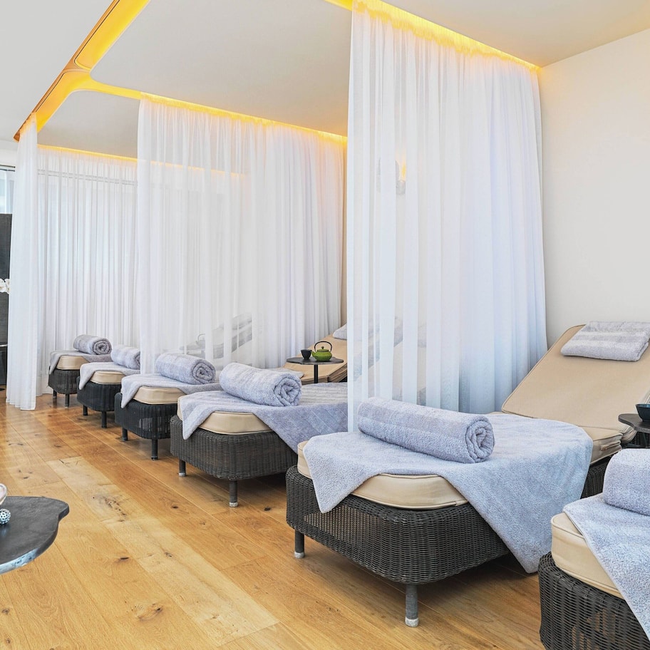 Couples treatment rooms, sauna, hot tub, steam room, body treatments