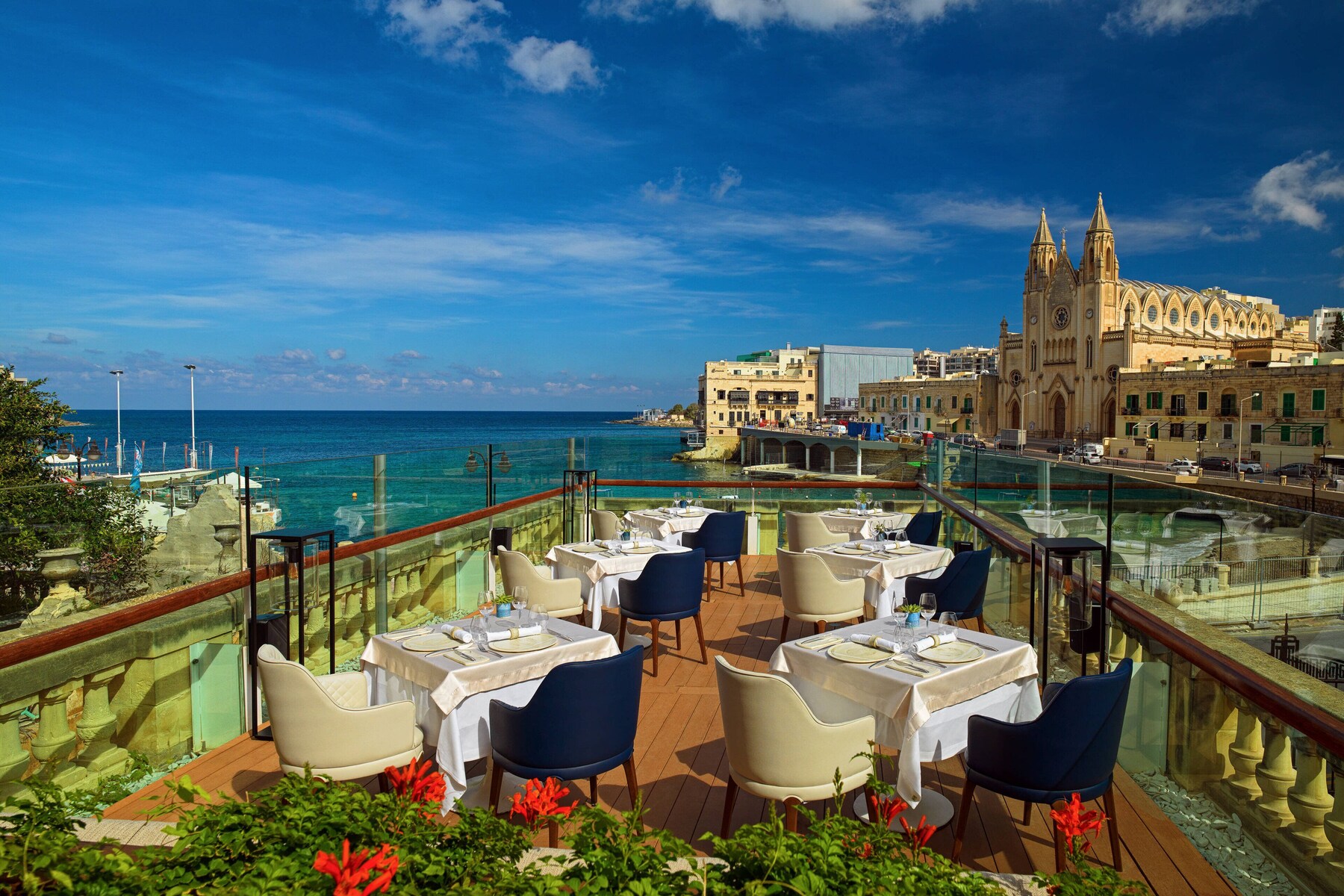 4 restaurants; breakfast, lunch and dinner served 