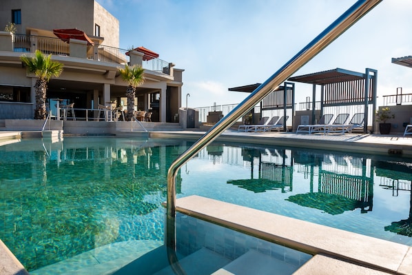 Piscine couverte, chaises longues