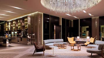 2 restaurants, lunch, dinner served; international cuisine