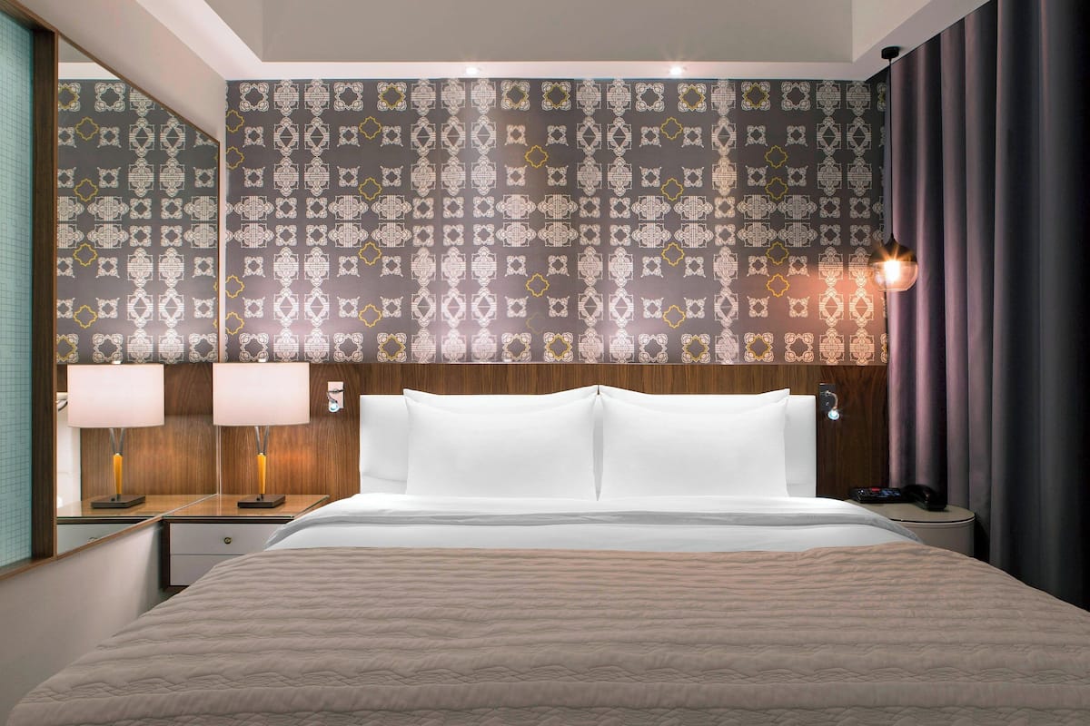 room, 1 king bed, non smoking | 1 bedroom, premium bedding, pillow-top beds, minibar