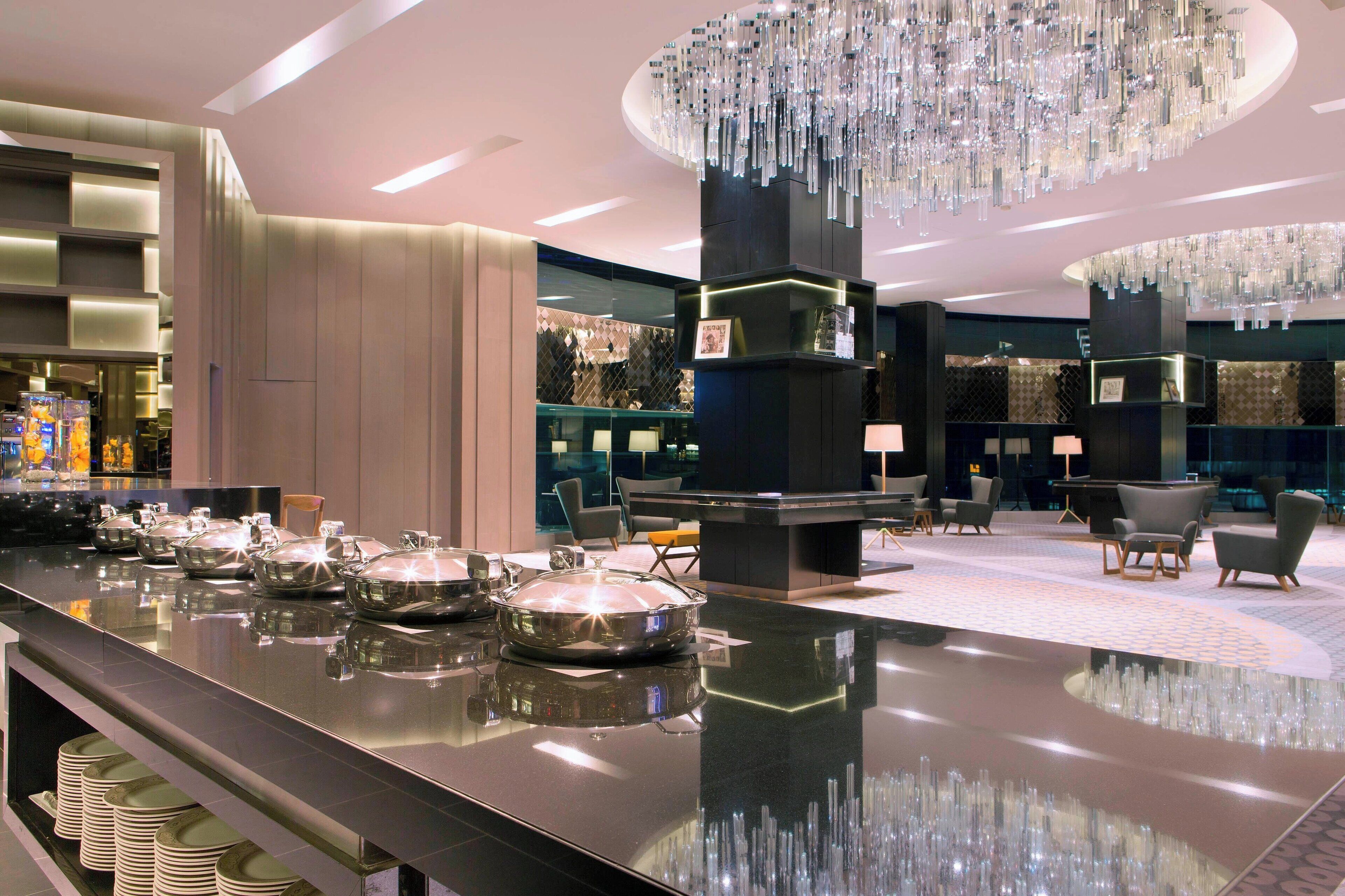 2 restaurants servant le déjeuner et le dîner