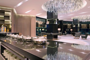 2 restaurants servant le déjeuner et le dîner