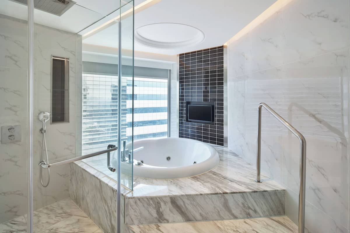 presidential suite, 1 bedroom, non smoking | bathroom | free toiletries, hair dryer, bathrobes, slippers