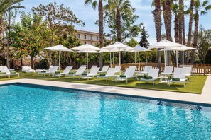 Indoor pool, 2 outdoor pools, pool umbrellas, pool loungers