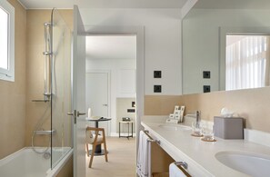Premium Room Garden View (3 adults) | Baño | Secador de pelo, albornoces y toallas