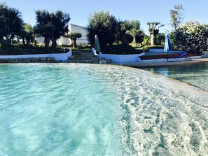 Piscine extérieure, parasols de plage, chaises longues