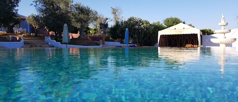 Außenpool, Sonnenschirme, Liegestühle
