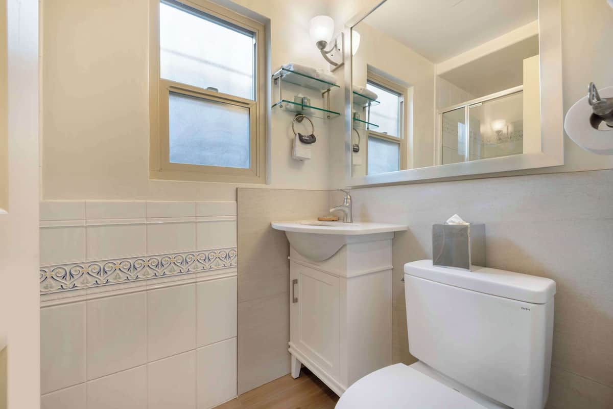Standard Room, 1 King Bed, Non Smoking, Refrigerator | Bathroom | Combined shower/bathtub, free toiletries, hair dryer, towels