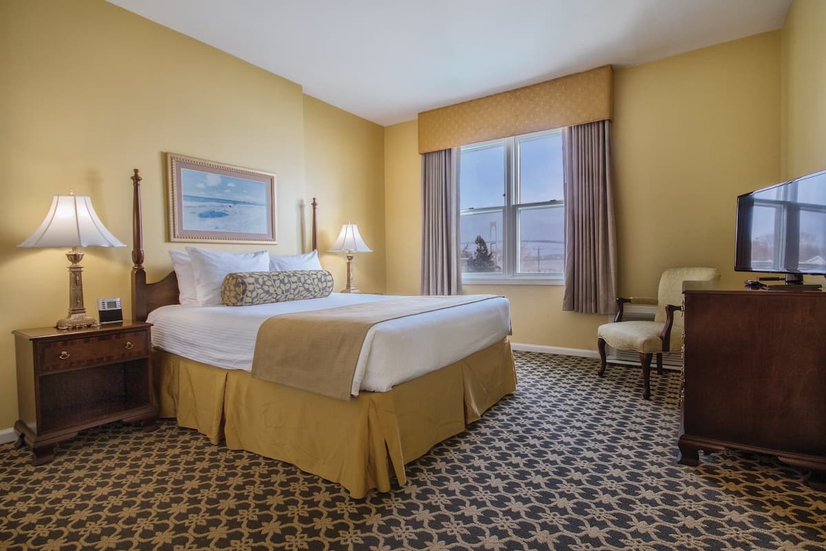 1 bedroom, iron/ironing board, free WiFi, alarm clocks