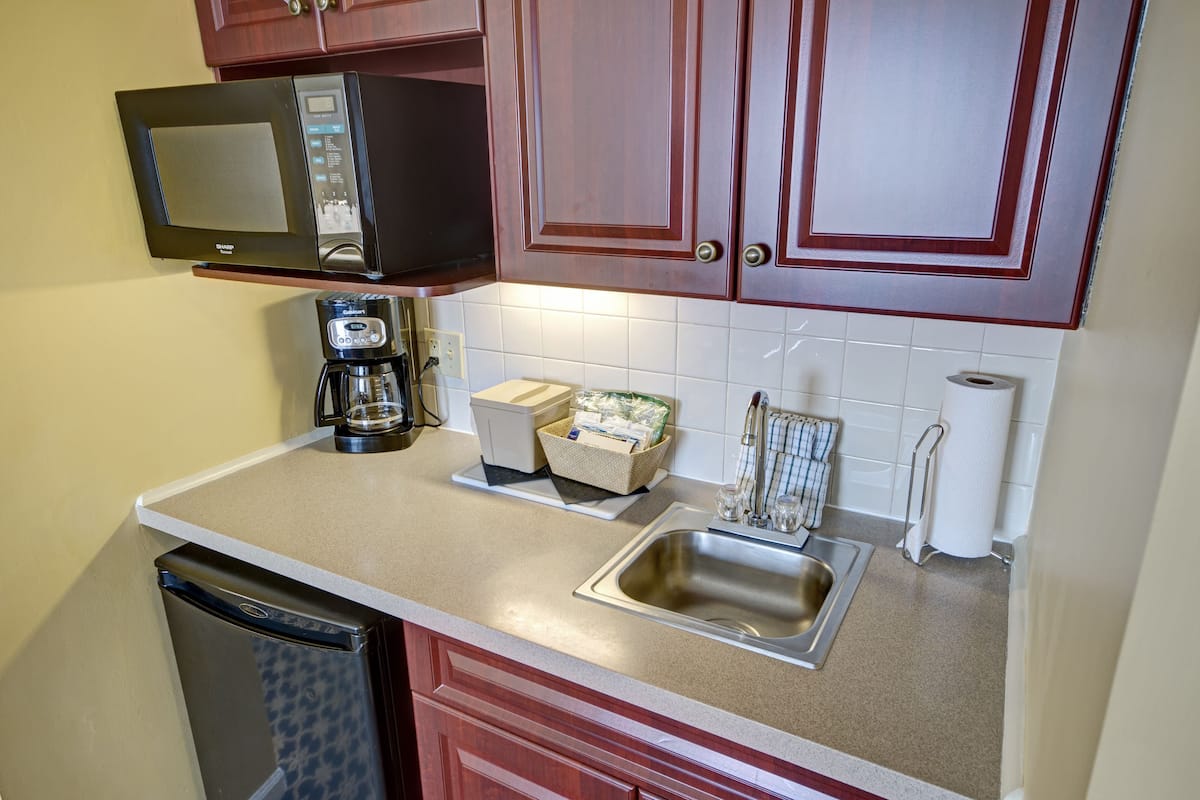 Køleskab, mikrobølgeovn, kaffe-/temaskine