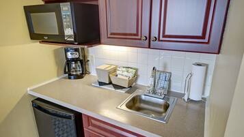 Lemari es, microwave, dan mesin pembuat kopi/teh