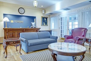 Lobby sitting area - Club Wyndham Bay Voyage Inn (Jamestown)
