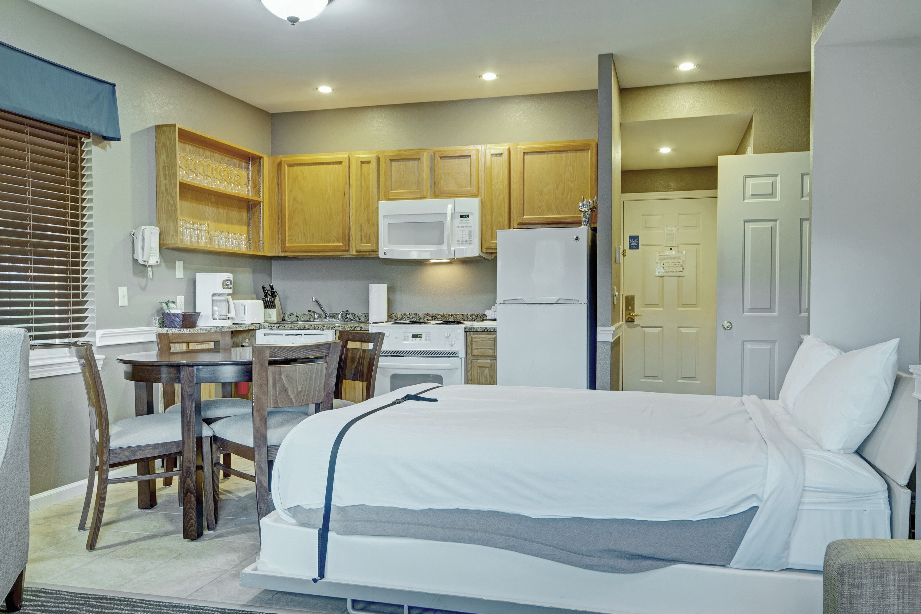 standard studio suite | living area | 42-inch flat-screen tv with cable channels, tv