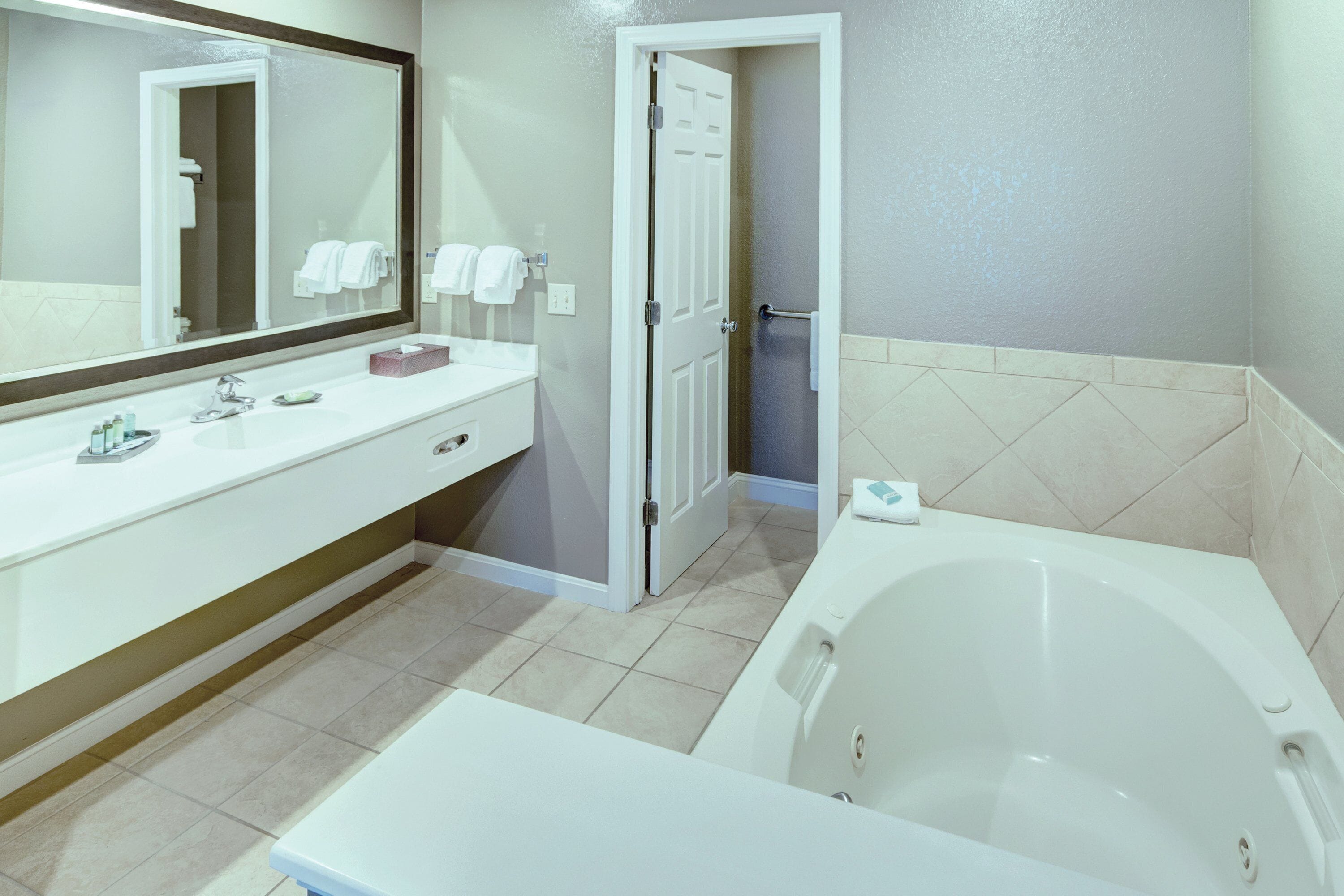 combined shower/bathtub, hair dryer, towels