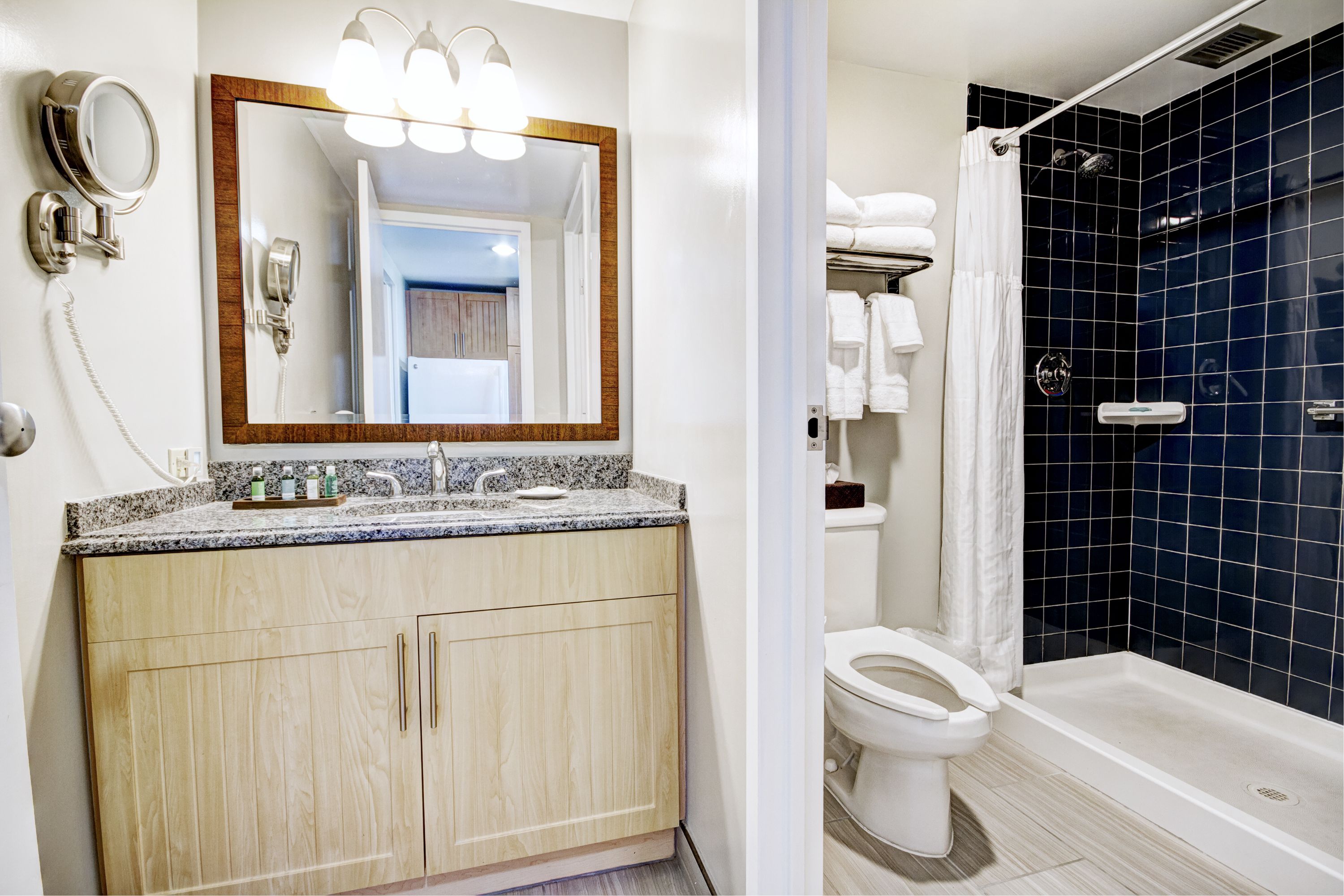 Kombinasi shower/bathtub, pengering rambut, handuk, dan sabun