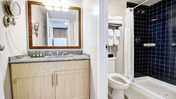 Kombinasi shower/bathtub, pengering rambut, handuk, dan sabun