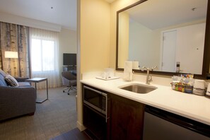 Suite, 1 King-Bett und Schlafsofa, Nichtraucher (1 Room) | 1 Schlafzimmer, Bügeleisen/Bügelbrett, kostenlose Babybetten