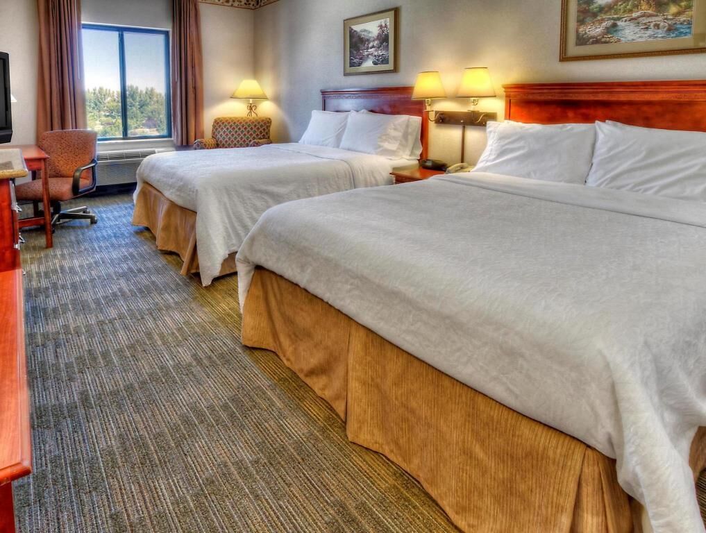 Setrika/meja setrika dan tempat tidur bayi gratis