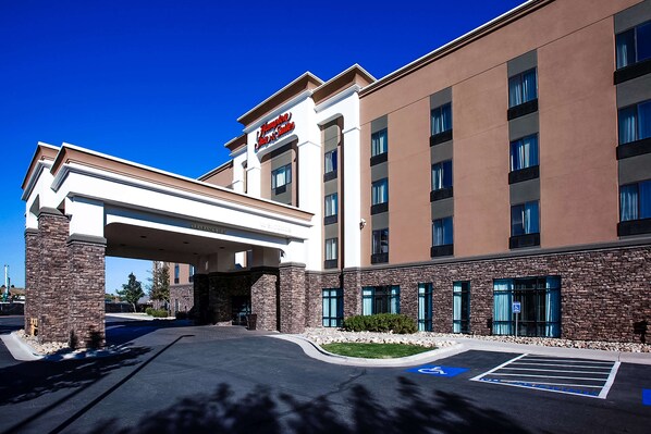 A hotel with a clear entrance, a sign for Hampton Inn & Suites, and a parking lot with handicapped parking. - Hampton Inn & Suites Boise/Nampa at the Idaho Center (Nampa)