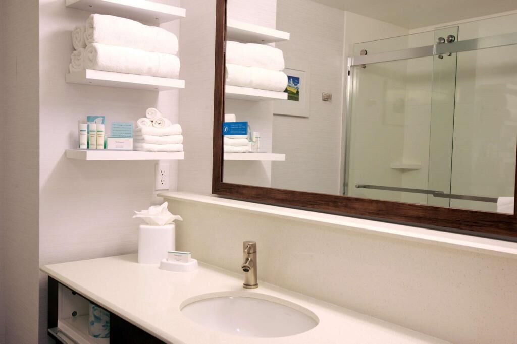 Kamar mandi | Perlengkapan mandi gratis, pengering rambut, handuk, dan sabun