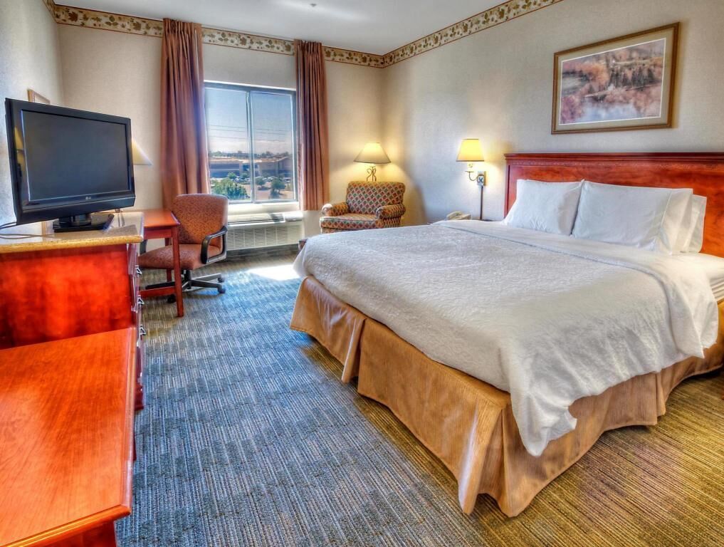 Setrika/meja setrika dan tempat tidur bayi gratis