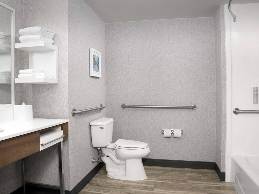 Un baño moderno con inodoro, lavabo y ducha.