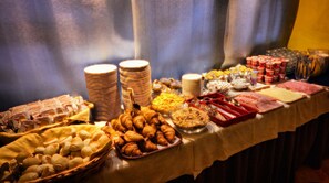 A buffet table with various food items and utensils. - Hotel San Zulian (Venice)